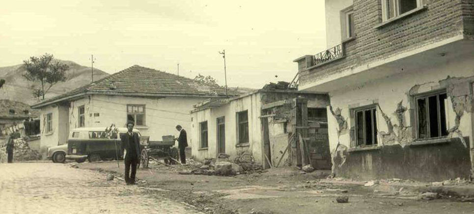 Büyük Depremden Bu güne 44 Yıl Geçti