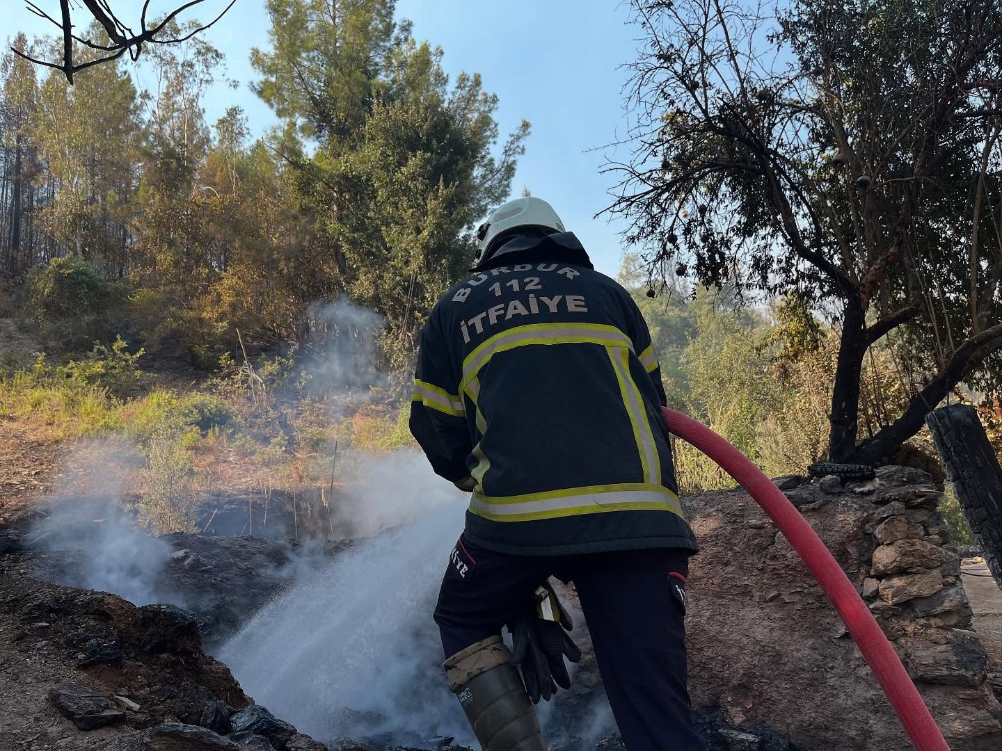 Burdur İtfaiyesi Anamur’daki Orman Yangınına Destek Veriyor