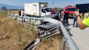 Burdur’da trafik kazasında araç çelik halatlara çarptı