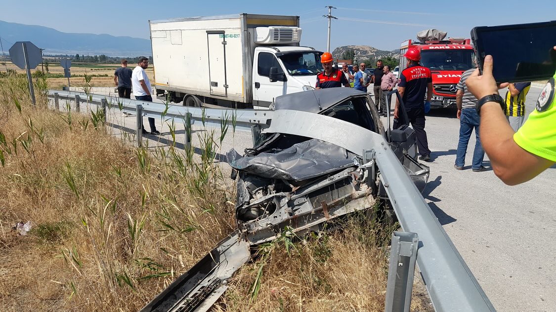 Burdur’da trafik kazasında araç çelik halatlara çarptı