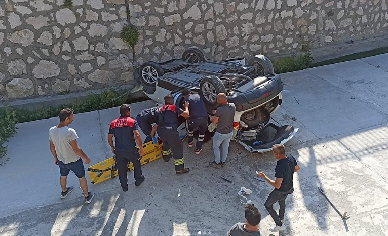 Burdur’da Otomobil Çaya Uçtu: Anne ve Oğlu Yaralandı