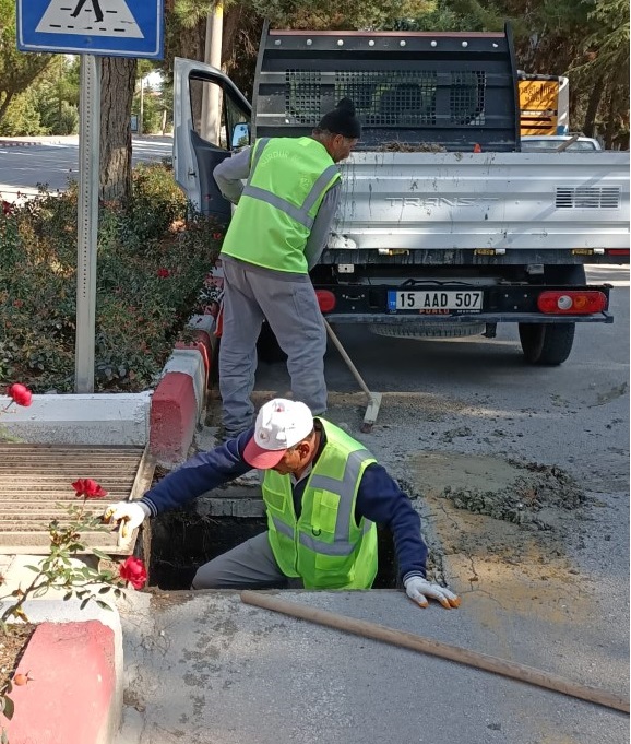 Şehir Merkezindeki Izgaralar ve Rögarlar Temizleniyor