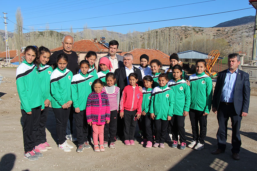 Burdur Ziraat Odası ‘ndan minik sporculara destek