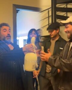 Mert Turak ve Aslıhan Malbora’ya Çağatay Ulusoy’dan kulis hediyesi şampanya