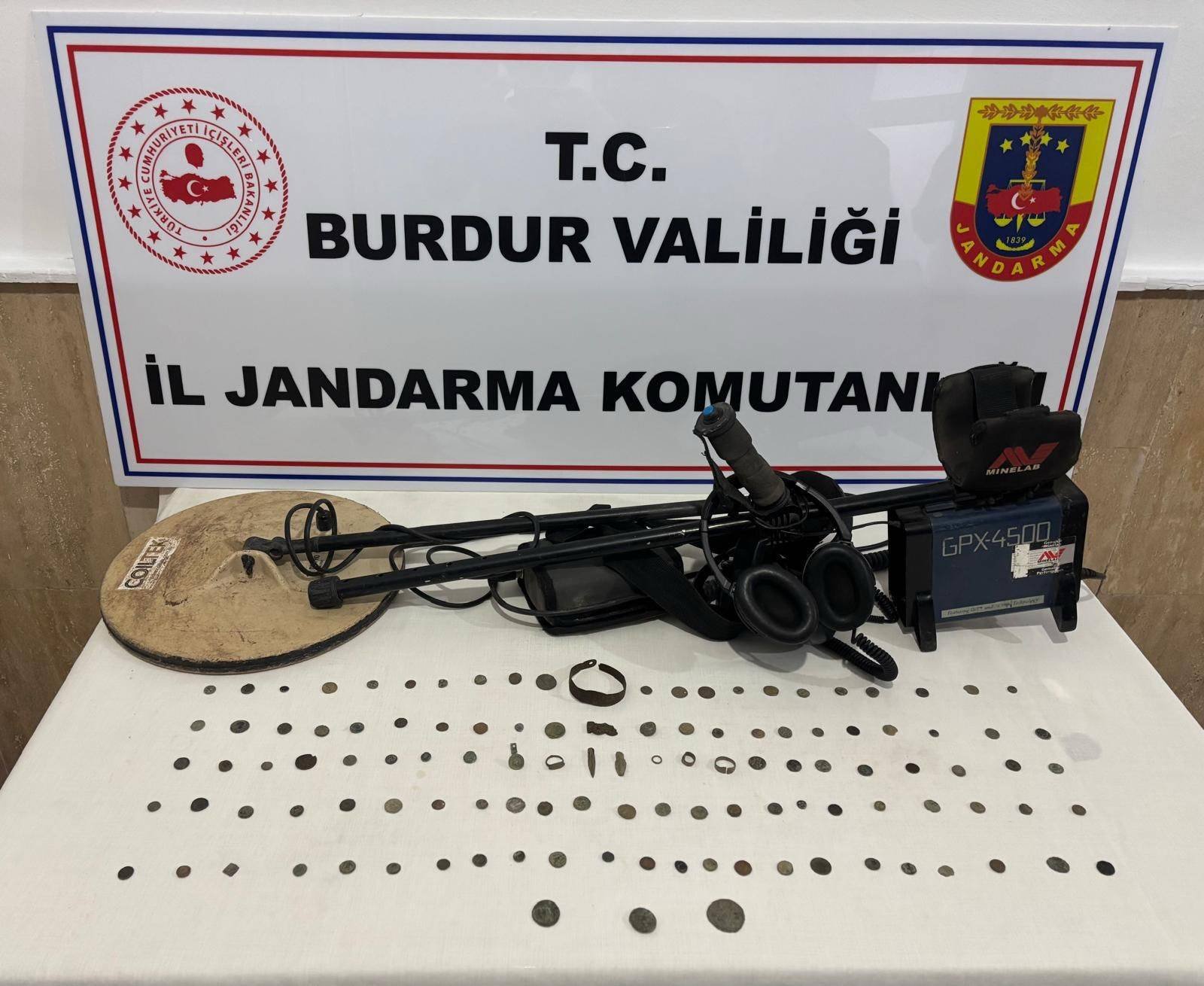 Burdur Jandarma Definecilere Geçit Vermiyor! Kaçak Eserler Ele Geçirildi