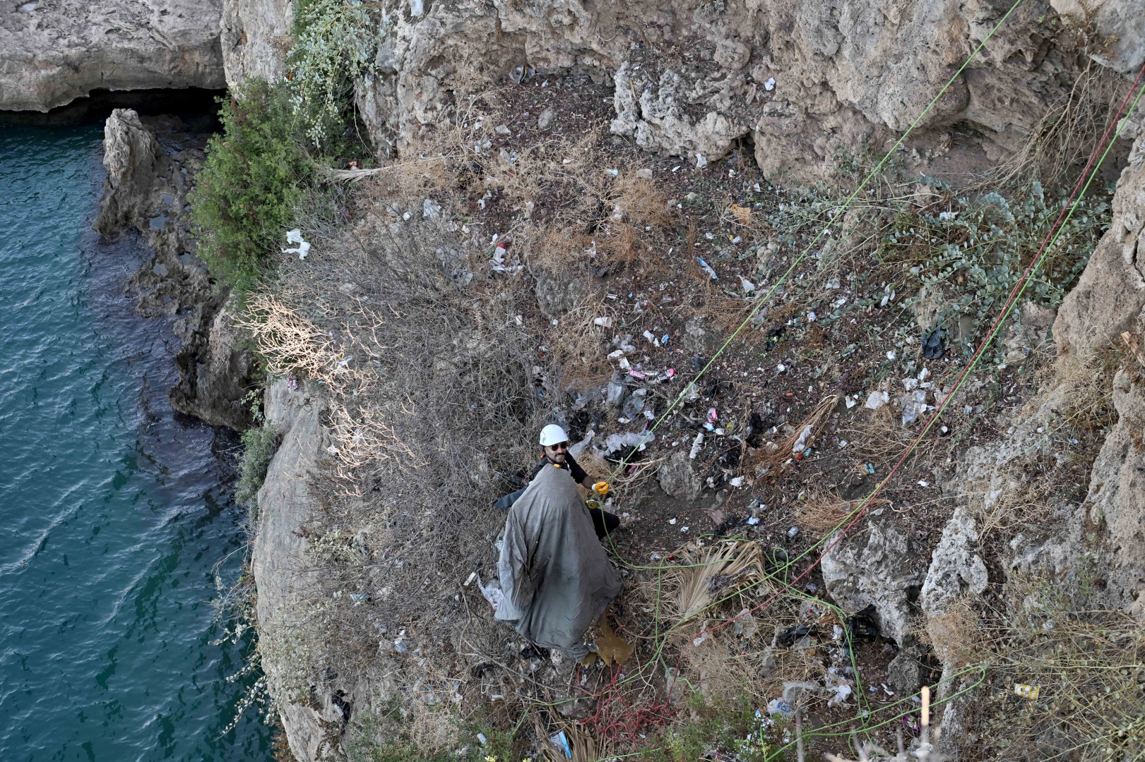 Denizden Tekerlek, Falezden Şişe
