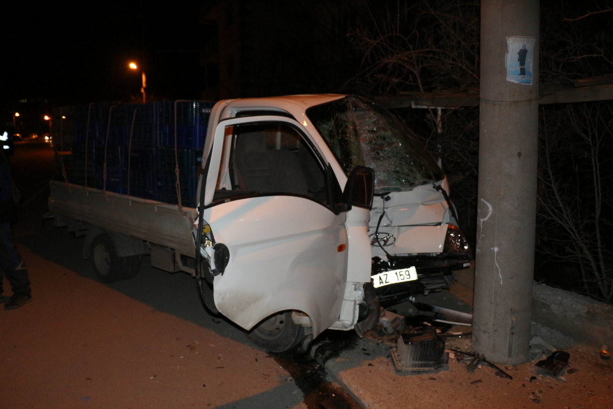 Alkollü Sürücü Direğe Tosladı