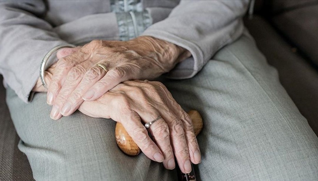 Dünyada ilk kez uygulandı: İki gözü görmeyen 83 yaşındaki hasta yeniden görmeye başladı