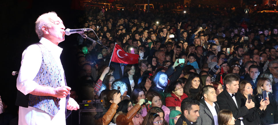 Edip Akbayram’dan Burdur’da muhteşem konser
