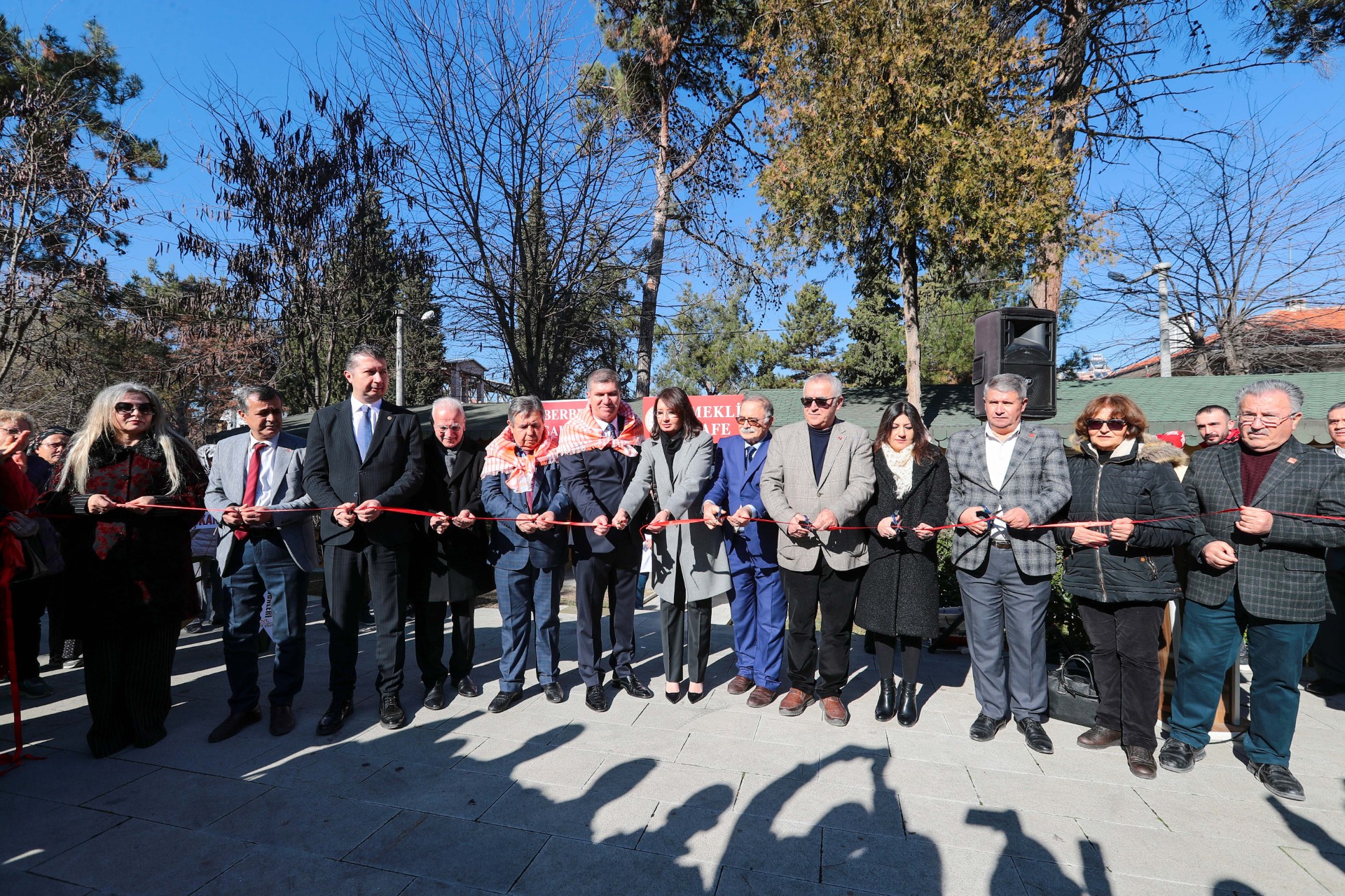 Burdur’da Emekli Cafe ve Berber Salonu açıldı