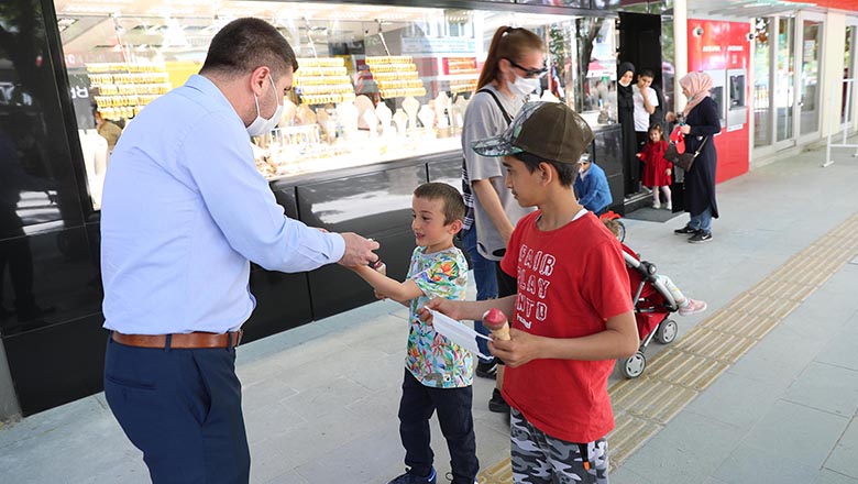 Başkan Ercengiz’den çocuklara ve ailelerine maske
