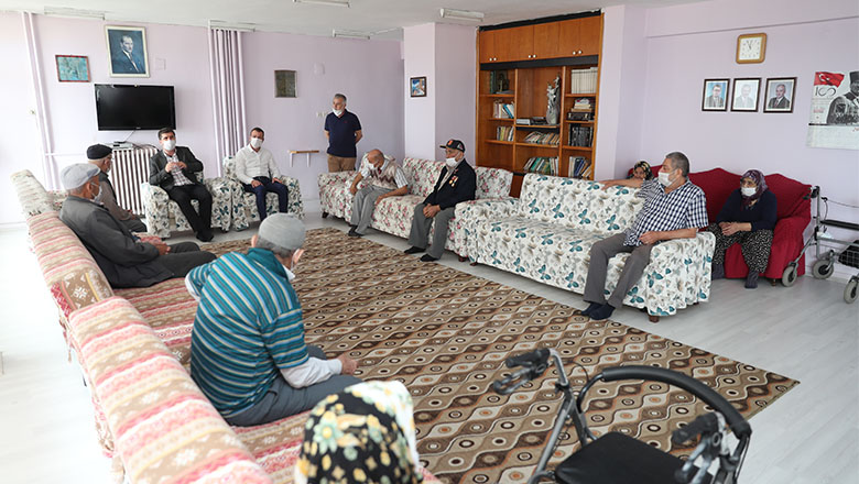 Başkan Ercengiz huzurevi sakinleriyle bayramlaştı