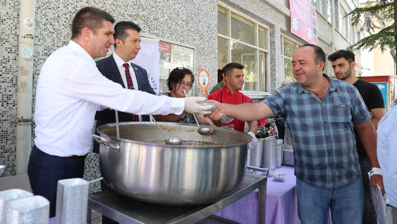 Başkan Ercengiz, aşure dağıttı.