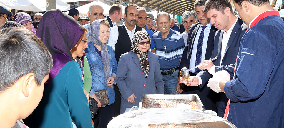 Burdur Belediyesi, 1000 kişilik aşure dağıttı