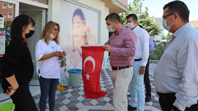 Başkan Ercengiz esnaflara Türk Bayrağı dağıttı