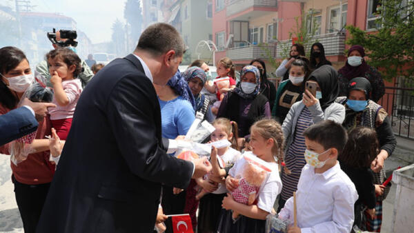 Başkan Ercengiz, çocuklara hediye dağıttı
