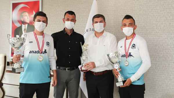 Kupalarla Burdur’a döndüler