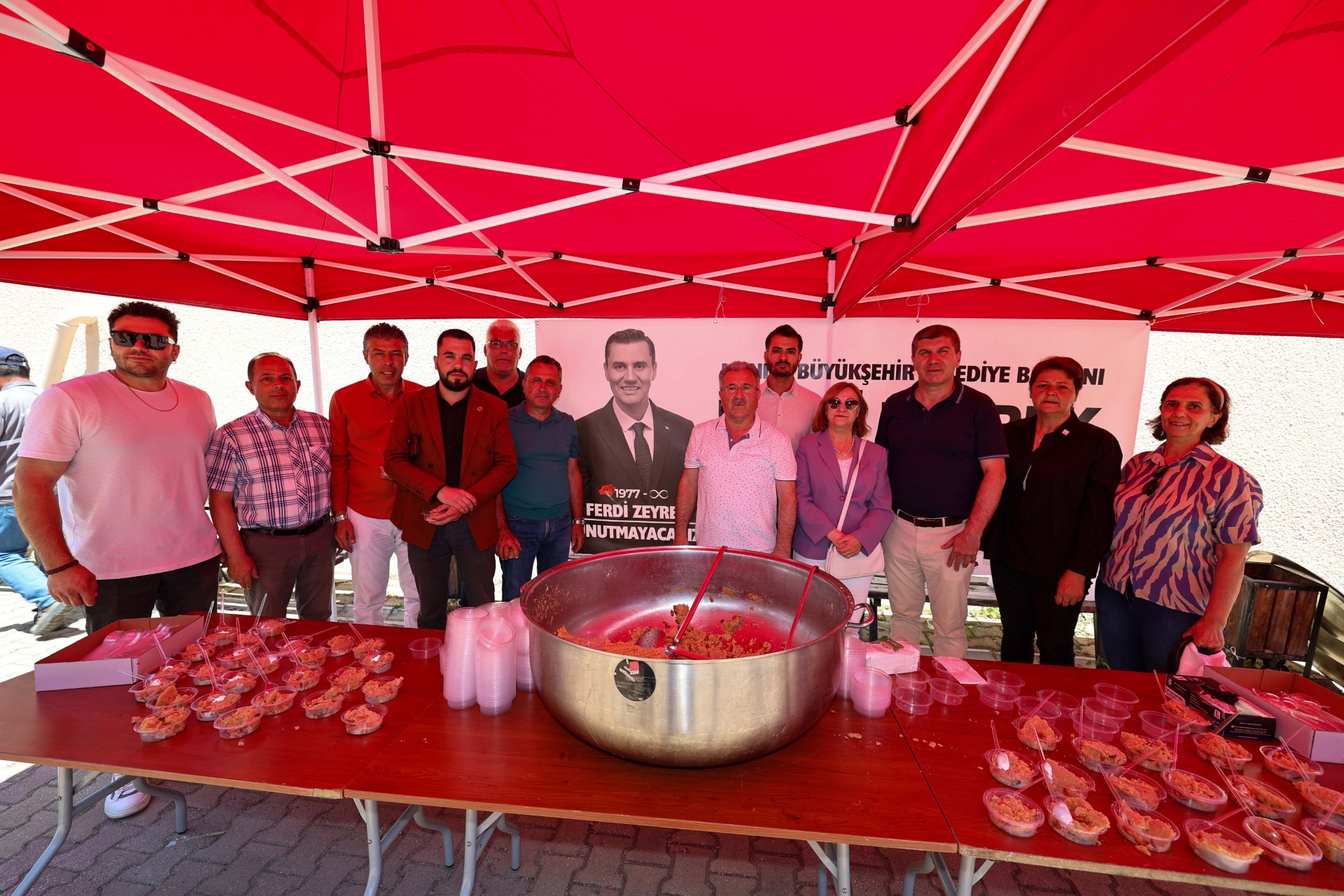 Burdur Belediyesi’nden Merhum Ferdi Zeyrek için hayır helvası