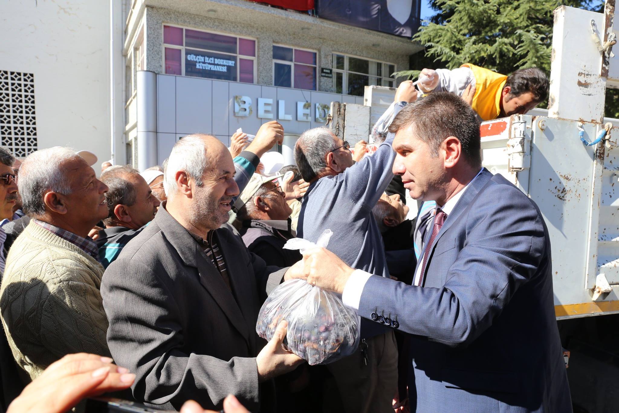 Belediyeden halka ücretsiz üzüm