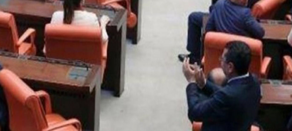 Göker, Alkışladı MHP Grubu İzledi