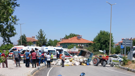 Burdur Gölhisar’da Kavşakta Traktör ile Hafif Ticari Araç Çarpıştı: 7 Yaralı