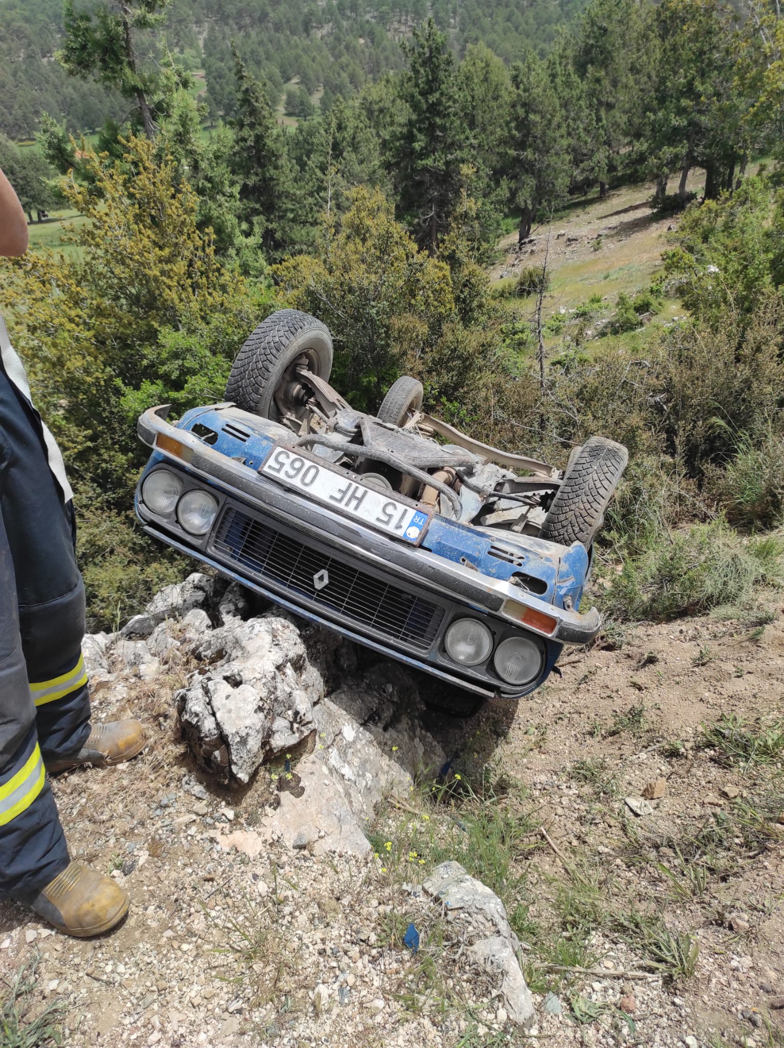 Burdur’da Araç Uçuruma Yuvarlandı,