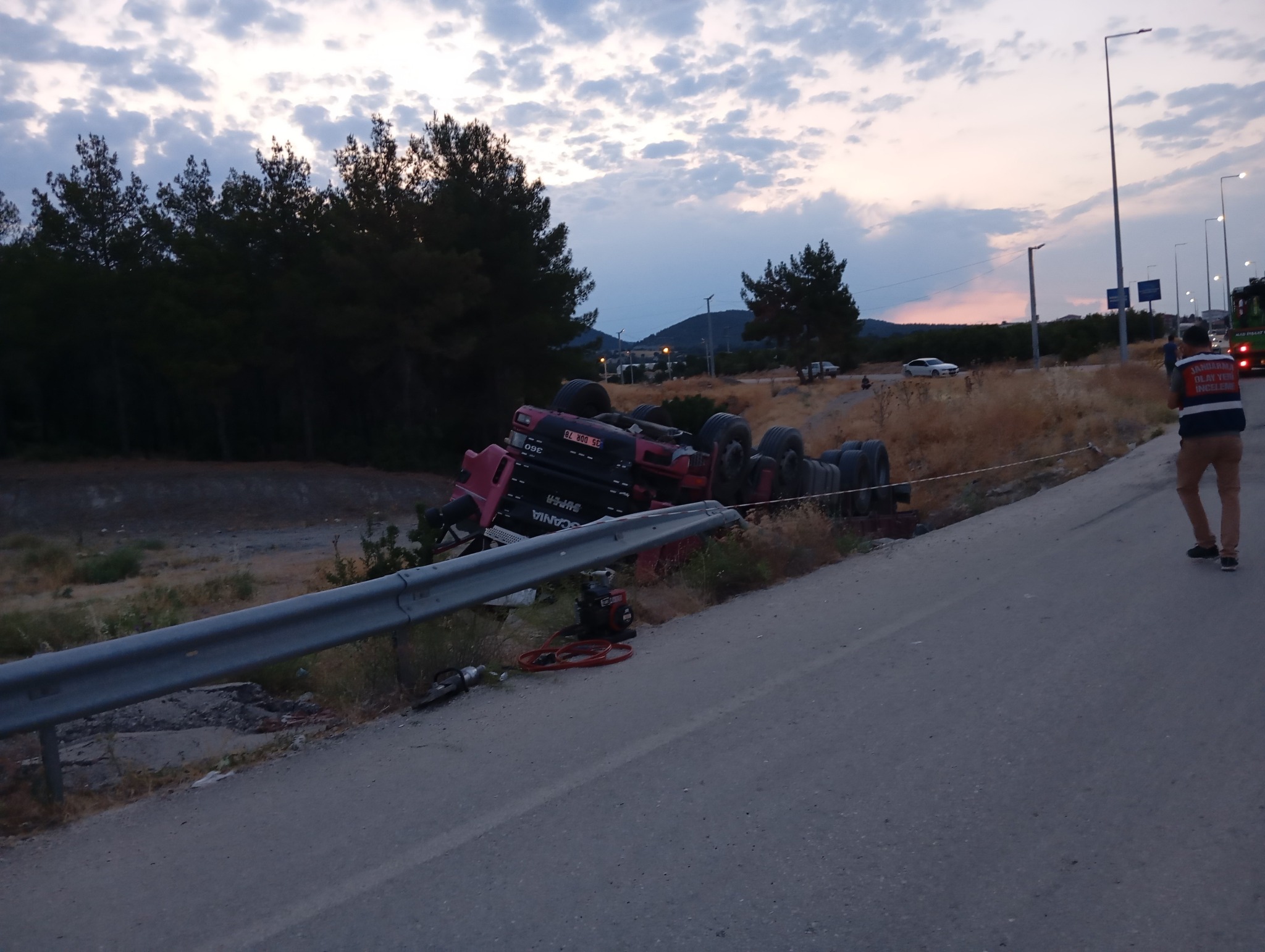 Burdur Gölhisar Yusufça’da Domates Yüklü Kamyon Dereye Uçtu: