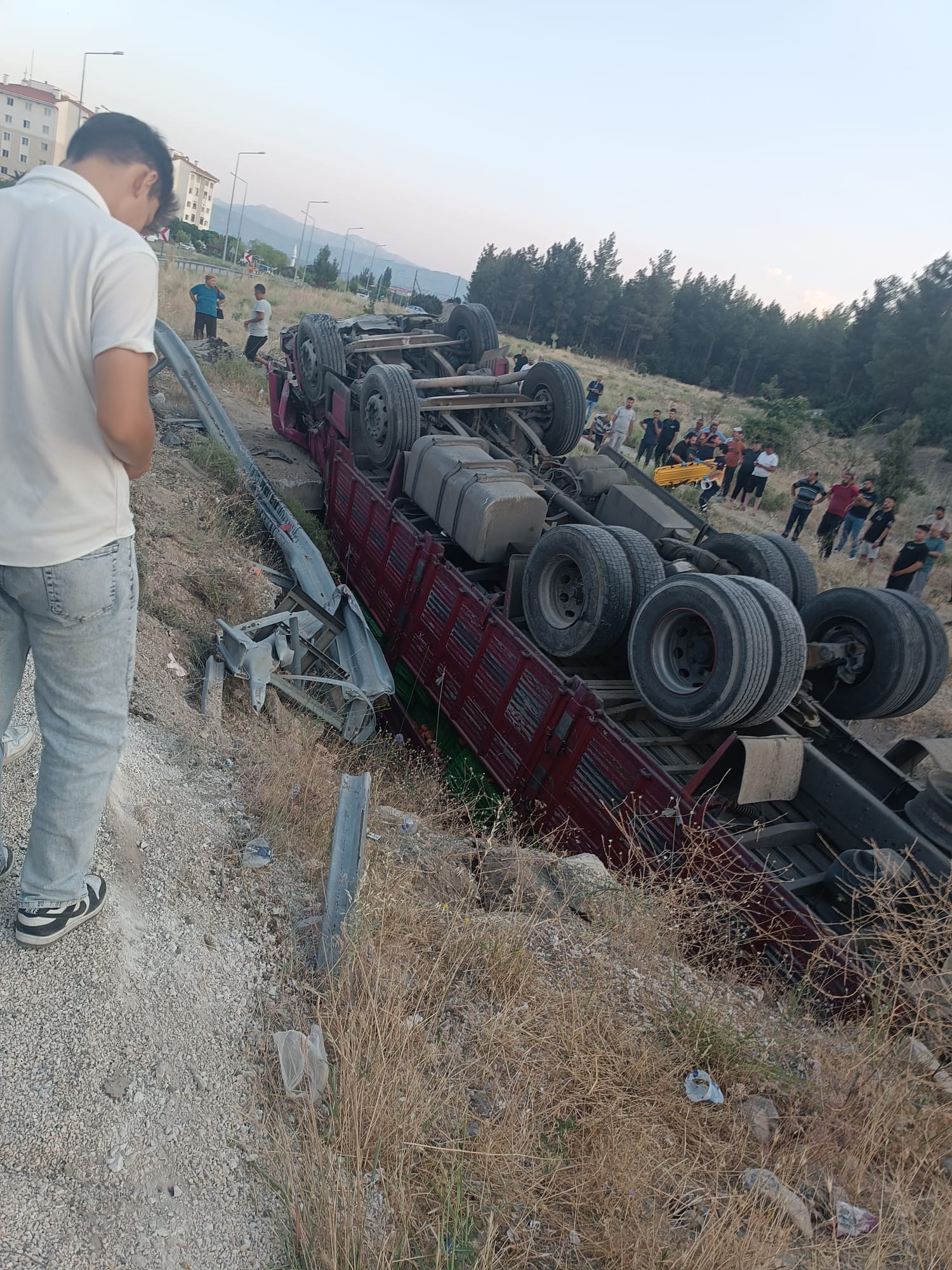Burdur Gölhisar’da Feci Kaza: Şarampole Devrilen Kamyonetin Sürücüsü Hayatını Kaybetti