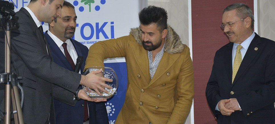 Gölhisar’da TOKİ kuraları çekildi