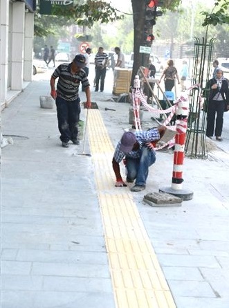 Görme Engelliler İçin Sarı Çizgi