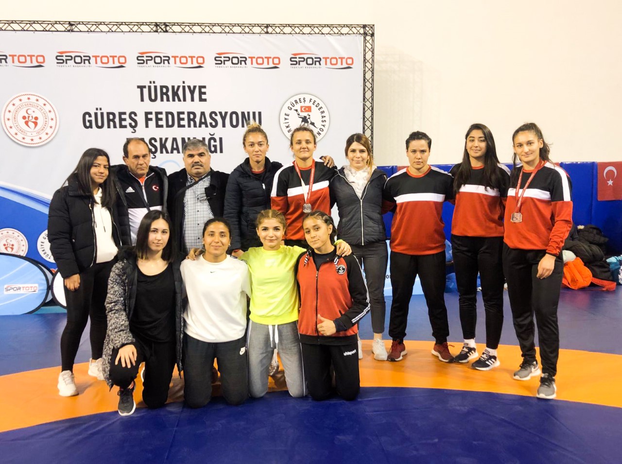 Güreşçilerimiz ödüllerle döndü