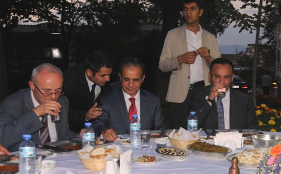 Başbakan Yardımcısı Bozdağ Burdurlularla iftarda Buluştu