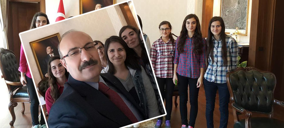 Vali Kürklü Öğrencilerle Selfie Çekildi