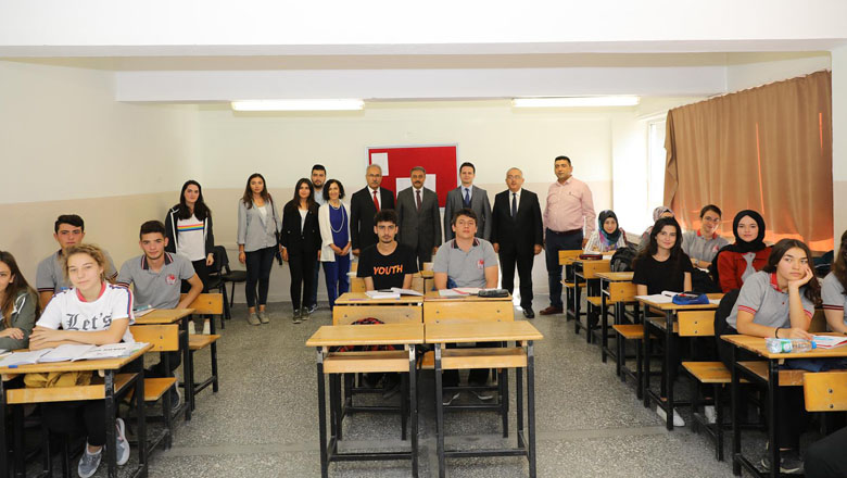 Vali Şıldak, mesaisine okul ziyareti İle başladı.
