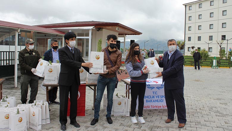 Burdur’da hediyeli uğurlama