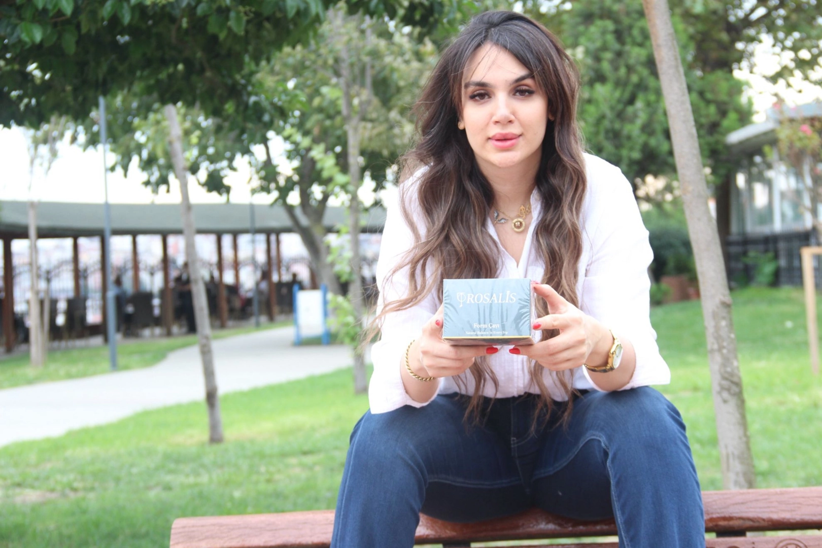 İran'lı Oyuncu Niloufar Rosa Ghodsifar Türkiye'de Ticarete Girdi