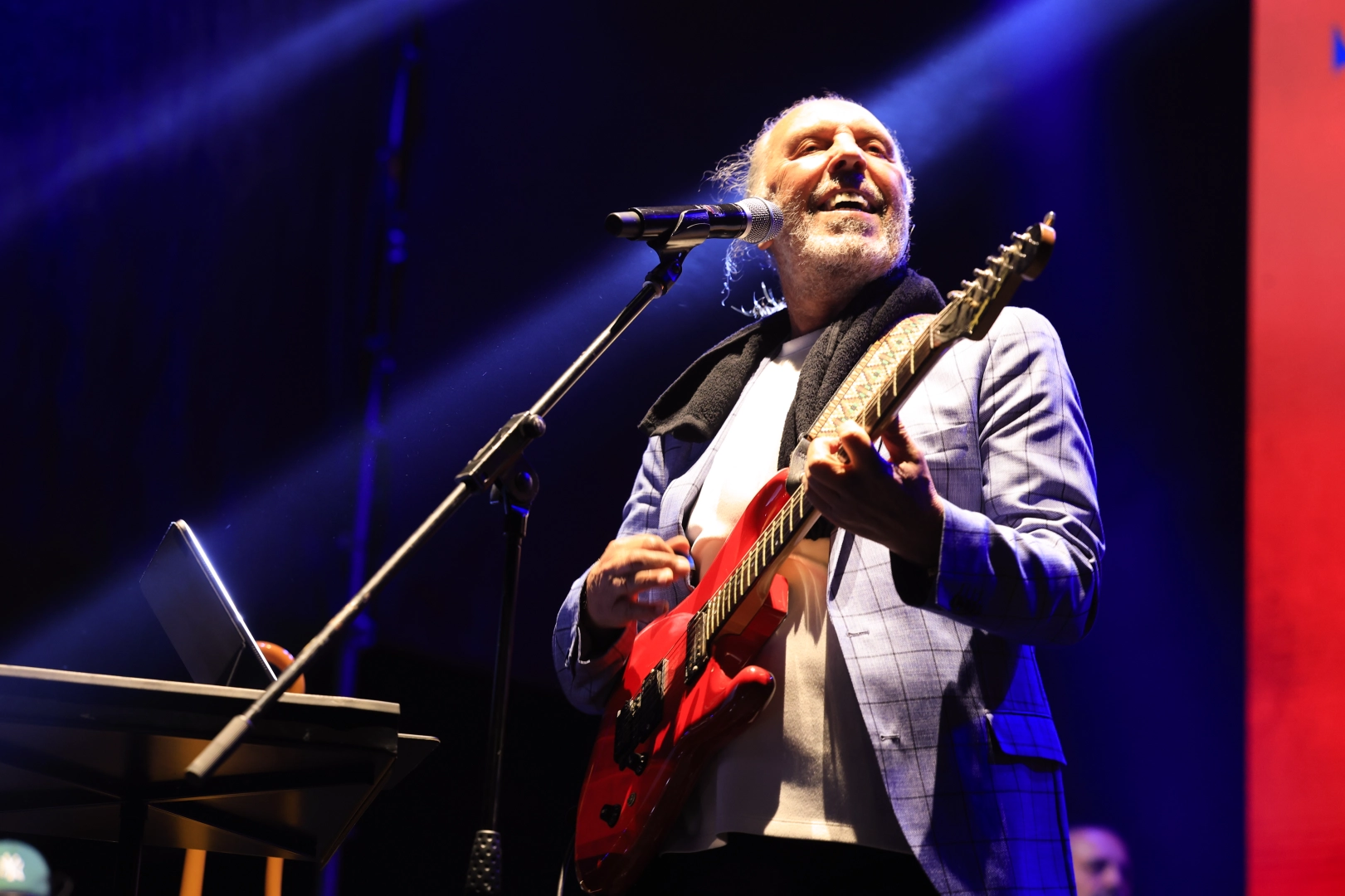 İş Sanat’ın Cuma İş Çıkışı Konserleri Fatih Erkoç ile Başladı