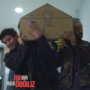 Haki Biçici’nin yazıp yönettiği “İyi Bir Aile Değiliz” filmi Show TV’de yayında