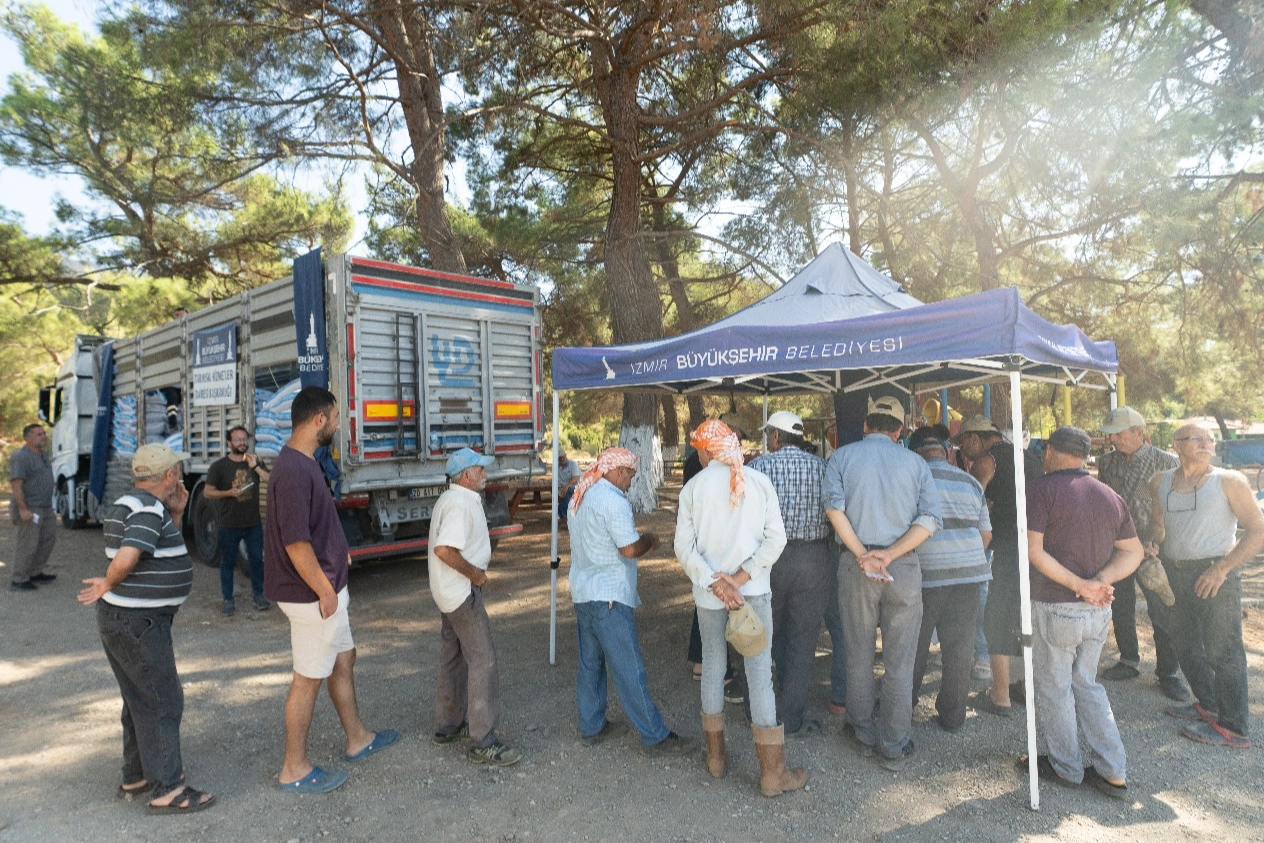 İzmir'de Yangından Etkilenen Köylere 40 Tonluk Yem Desteği