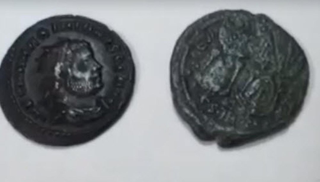 İzmir’de Roma dönemine ait 61 sikke ele geçirildi