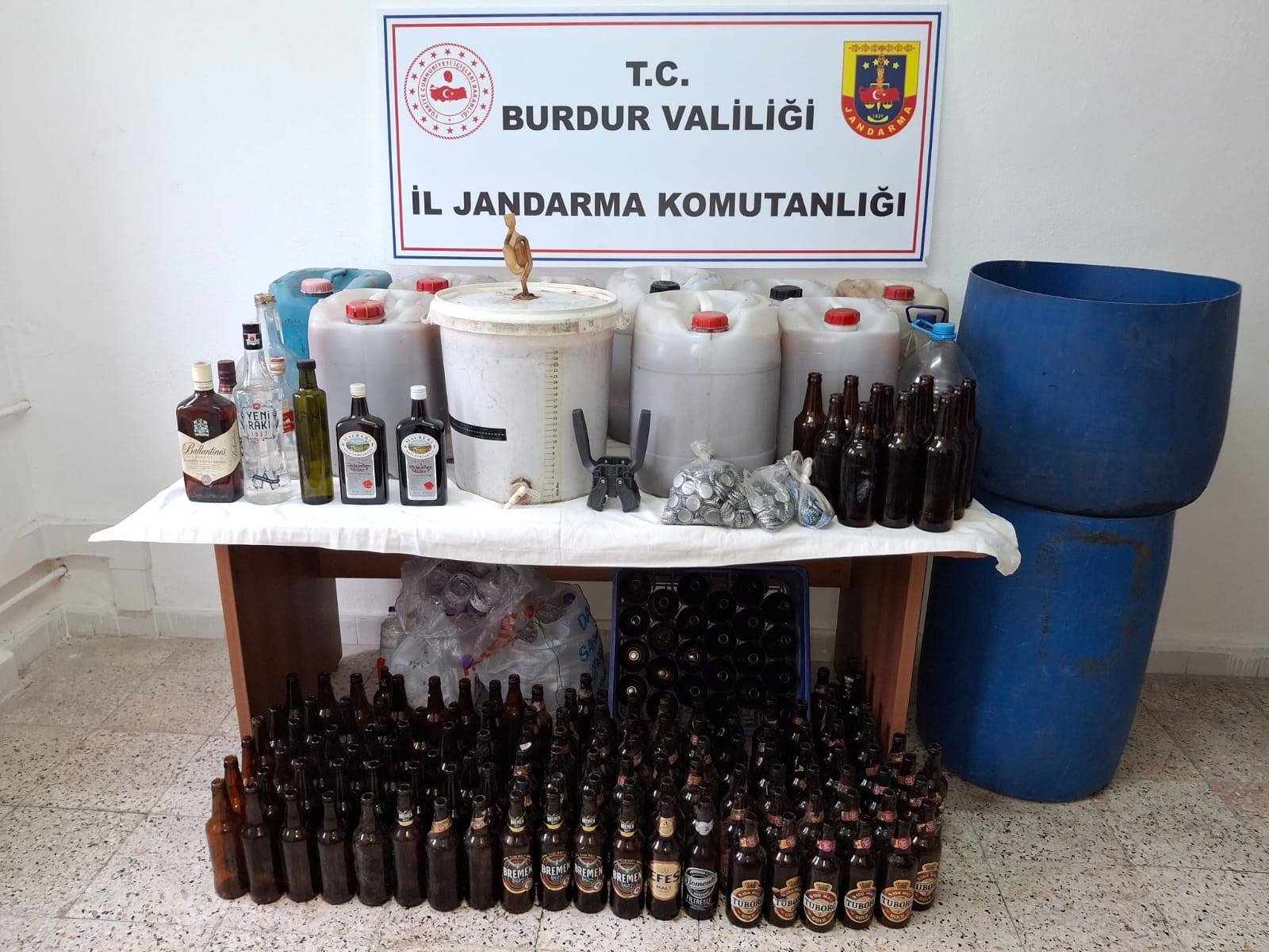 Burdur’da Jandarma’dan Kaçak İçki Operasyonu: 400 Litre El Yapımı Şarap Ele Geçirildi