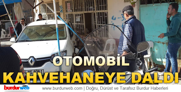 Otomobil Kahvehaneye Daldı