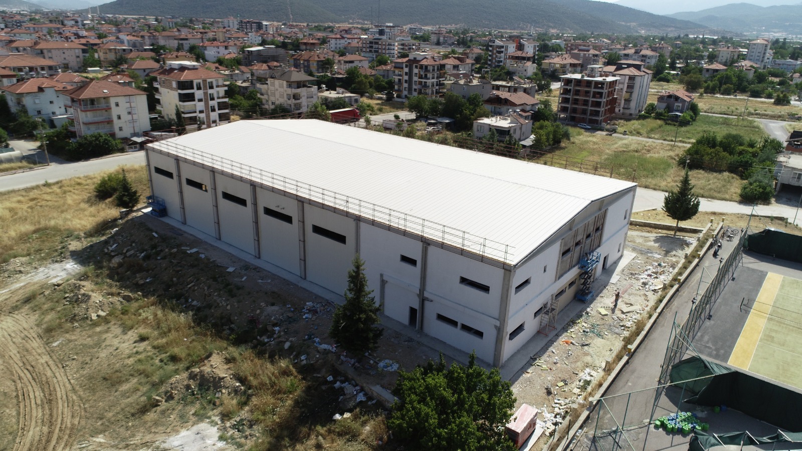 Başkan Ünal Müjdeyi verdi: Bucak Kapalı Spor Salonuna Kavuşuyor