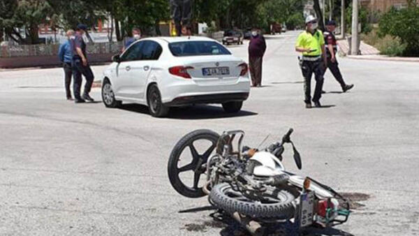 Otomobille motosiklet çarpıştı