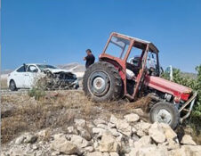 Burdur Karamanlı’da Traktör ile Otomobil Çarpıştı: 5 Kişi Yaralandı