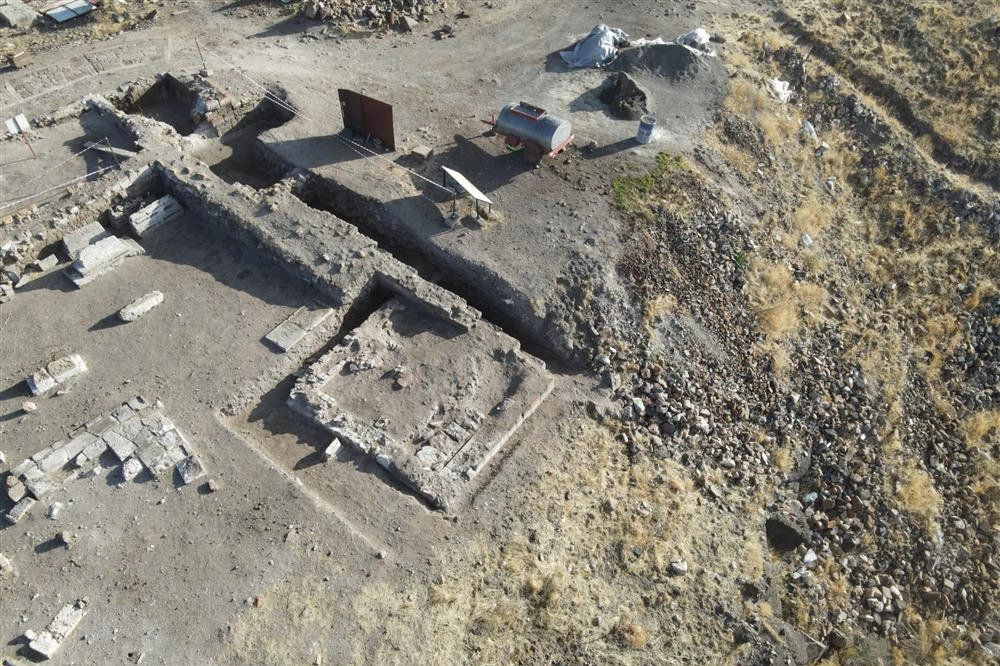 Kazılarda Selçuklu Dönemine Ait Kümbet Bulundu