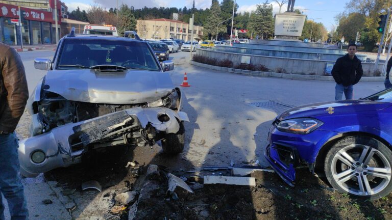 Burdur’da Kamyonet İle Otomobil Çarpıştı: 3 Yaralı!