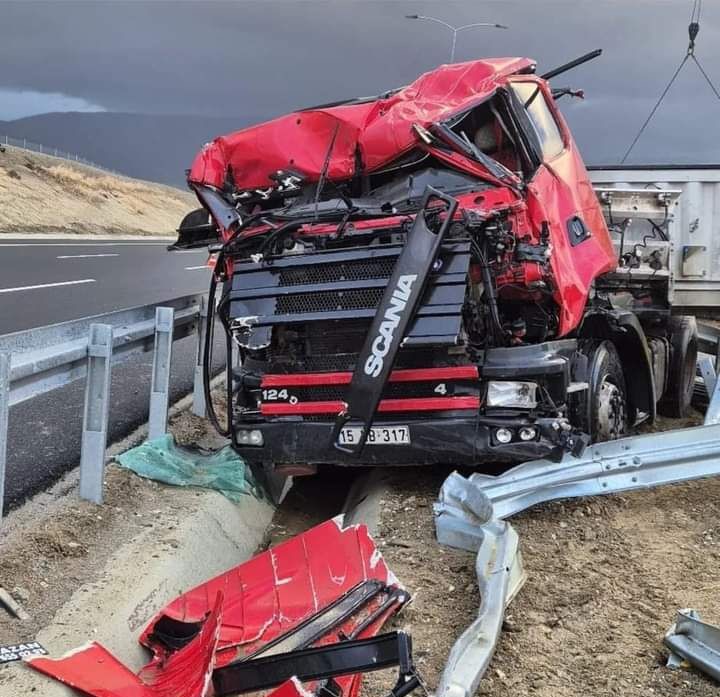 Burdur Plakalı Tır Sürücüsü Ölümden Döndü!
