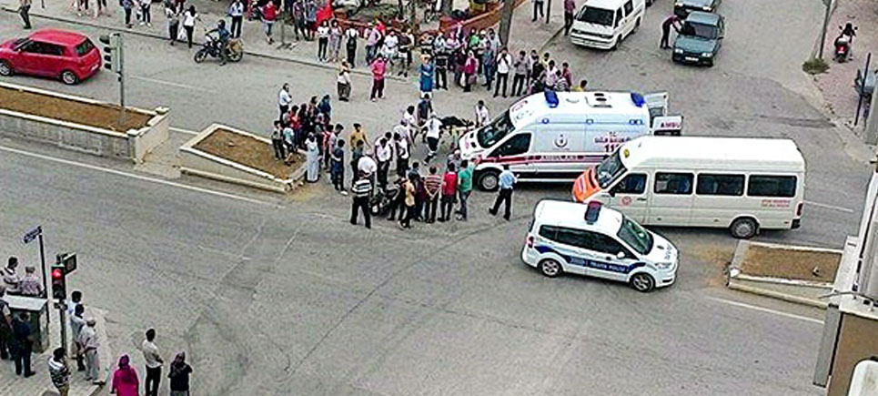 Motosiklet ile halk otobüsü çarpıştı