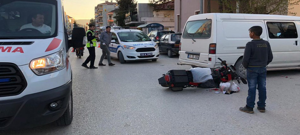 Ticari araç ile motosiklet çarpıştı